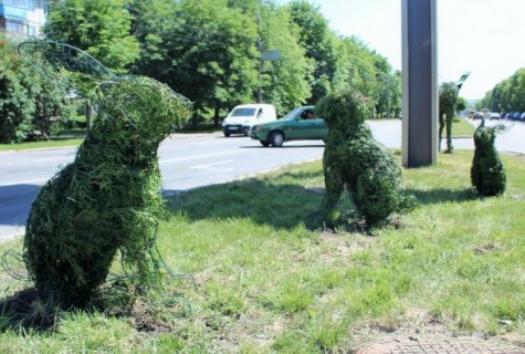 Зелені скульптури